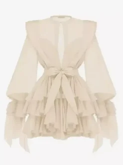Robe rose cintrée et élégante à volants superposés parfaite pour l'été