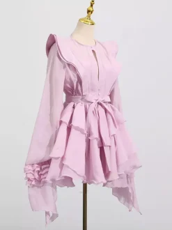 Robe rose cintrée et élégante à volants superposés parfaite pour l'été