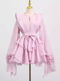 Robe rose cintrée et élégante à volants superposés parfaite pour l'été
