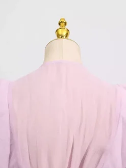 Robe rose cintrée et élégante à volants superposés parfaite pour l'été