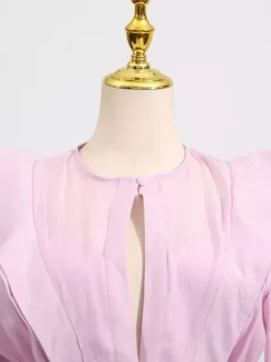 Robe rose cintrée et élégante à volants superposés parfaite pour l'été