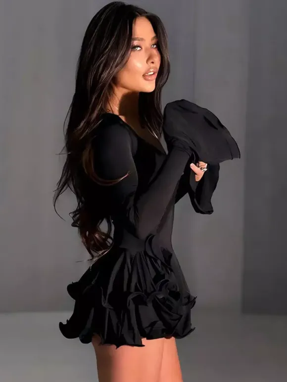 Robe rose élégante à petits boutons volants manches longues col en V et manches évasées idéale pour un rendez-vous galant.