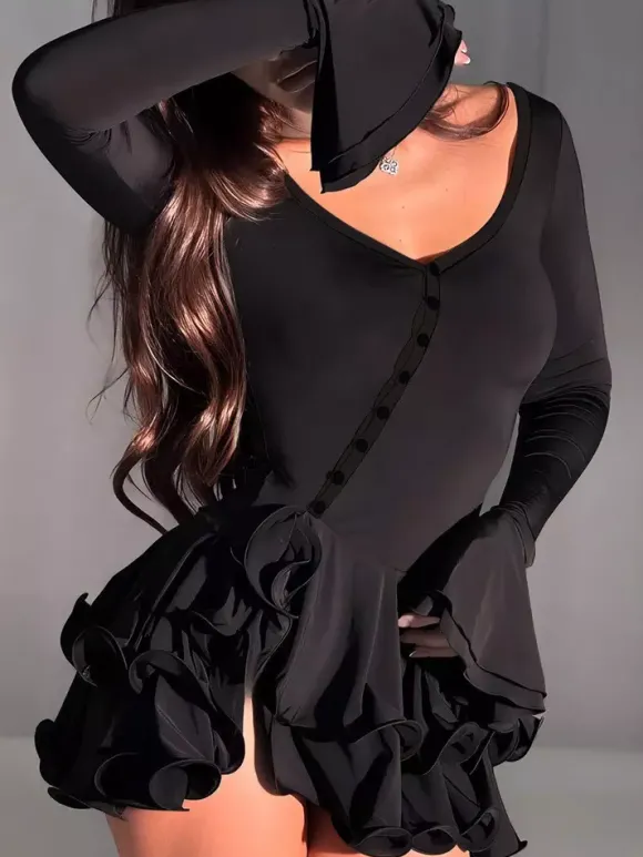 Robe rose élégante à petits boutons volants manches longues col en V et manches évasées idéale pour un rendez-vous galant.