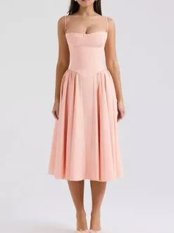 Robe rose élégante mi-longue sans manches à bretelles et col montant idéale pour une soirée en amoureux.