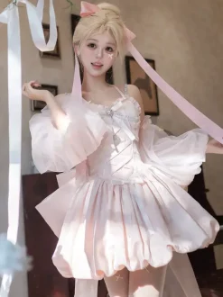 Robe Sweet Lolita en jacquard avec n艙uds jupe-salopette rose à manches amovibles silhouette fleurie et traîne.