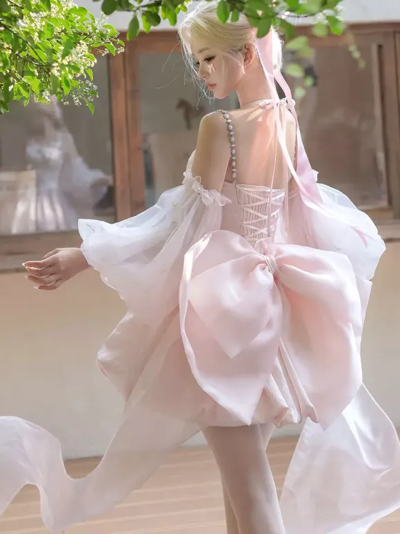 Robe Sweet Lolita en jacquard avec n艙uds jupe-salopette rose à manches amovibles silhouette fleurie et traîne.