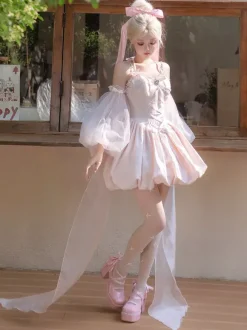 Robe Sweet Lolita en jacquard avec n艙uds jupe-salopette rose à manches amovibles silhouette fleurie et traîne.