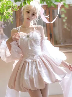 Robe Sweet Lolita en jacquard avec n艙uds jupe-salopette rose à manches amovibles silhouette fleurie et traîne.
