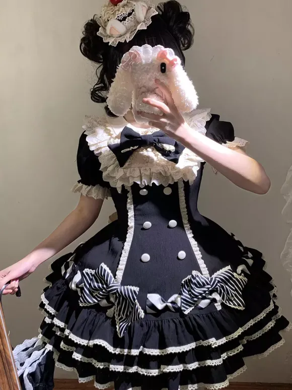 Robe Sweet Lolita rose à manches courtes volants et n艙uds avec chapeau.
