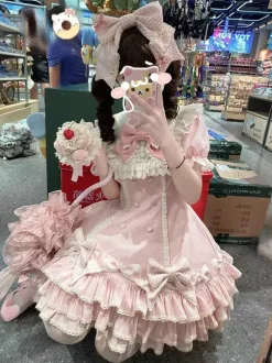 Robe Sweet Lolita rose à manches courtes volants et n艙uds avec chapeau.