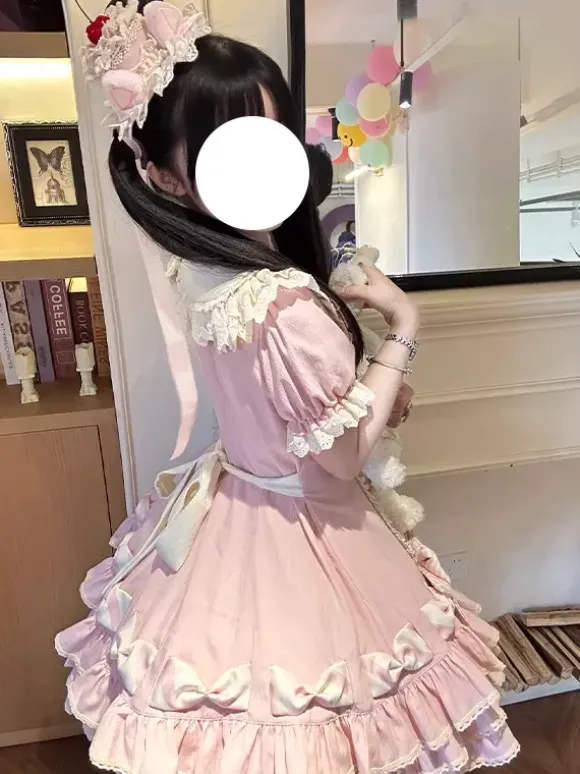 Robe Sweet Lolita rose à manches courtes volants et n艙uds avec chapeau.