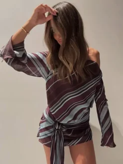 Robe violette chic à manches longues et une épaule pour femme idéale au quotidien.