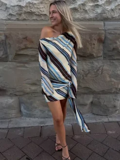 Robe violette chic à manches longues et une épaule pour femme idéale au quotidien.