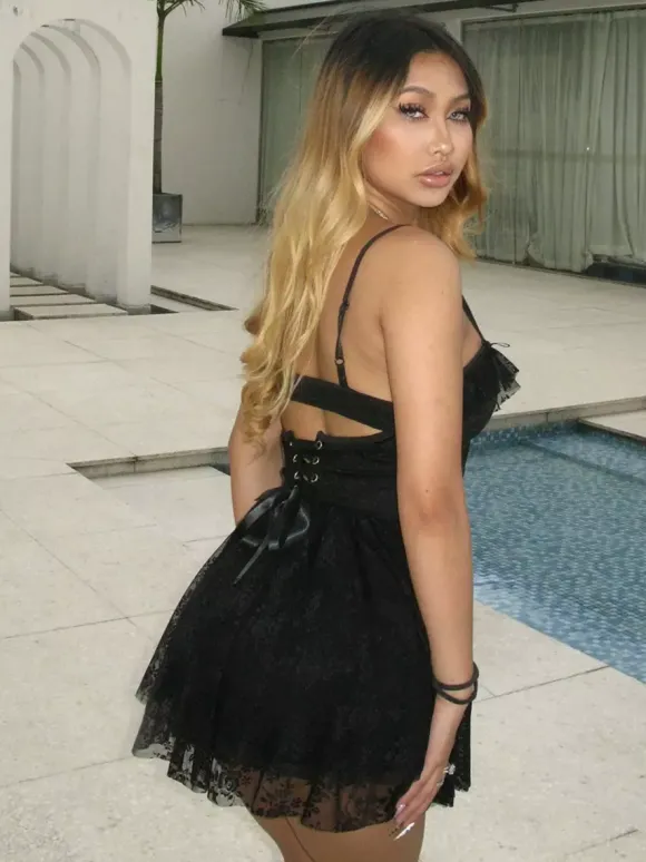 Robe blanche sexy mini dos nu à lacets sans manches col V pour une soirée en amoureux