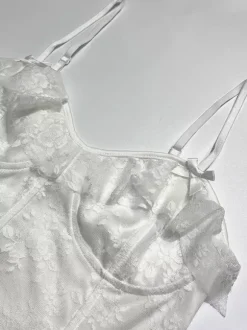 Robe blanche sexy mini dos nu à lacets sans manches col V pour une soirée en amoureux