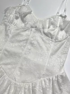 Robe blanche sexy mini dos nu à lacets sans manches col V pour une soirée en amoureux