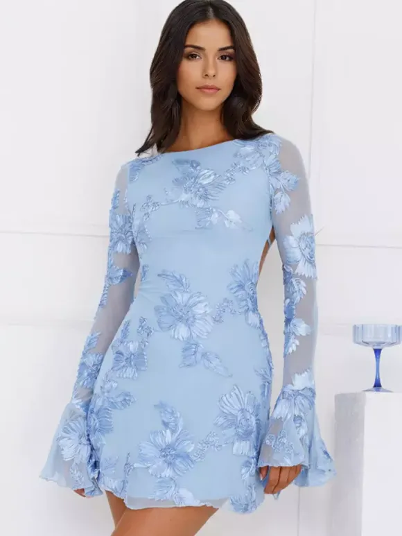 Robe bleu clair brodée de fleurs manches cloche et dos nu automne 2026