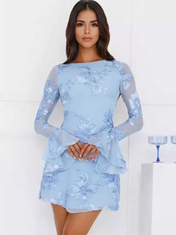 Robe bleu clair brodée de fleurs manches cloche et dos nu automne 2026