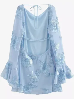 Robe bleu clair brodée de fleurs manches cloche et dos nu automne 2026