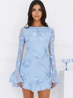 Robe bleu clair brodée de fleurs manches cloche et dos nu automne 2026