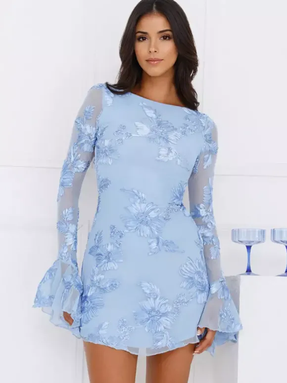 Robe bleu clair brodée de fleurs manches cloche et dos nu automne 2026