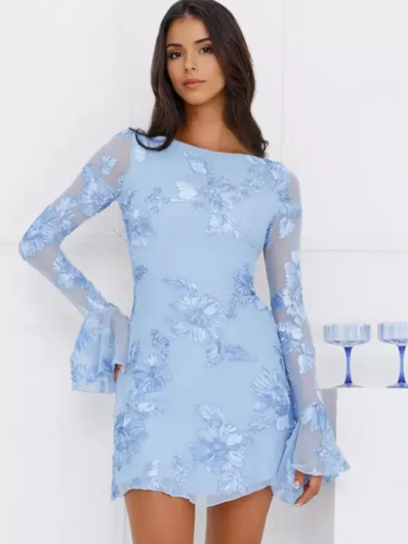 Robe bleu clair brodée de fleurs manches cloche et dos nu automne 2026