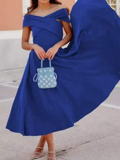 Robe cocktail élégante longueur thé coupe trapèze épaules dénudées plissée en crêpe stretch
