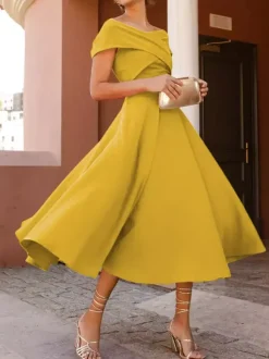 Robe cocktail élégante longueur thé coupe trapèze épaules dénudées plissée en crêpe stretch