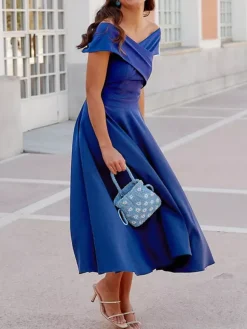Robe cocktail élégante longueur thé coupe trapèze épaules dénudées plissée en crêpe stretch