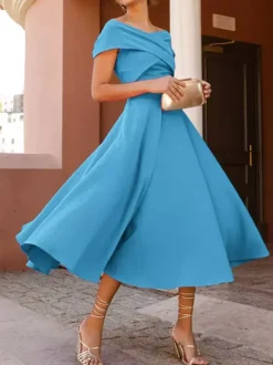 Robe cocktail élégante longueur thé coupe trapèze épaules dénudées plissée en crêpe stretch