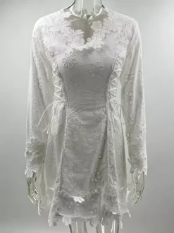 Robe courte blanche en dentelle ajourée pour femme - Robe bohème à col V manches longues laçage latéral et coupe évasée - Collection Printemps-Été 2026
