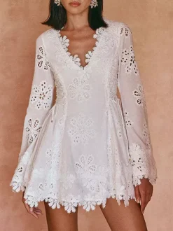 Robe courte blanche en dentelle ajourée pour femme - Robe bohème à col V manches longues laçage latéral et coupe évasée - Collection Printemps-Été 2026