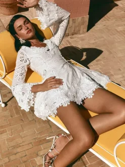 Robe courte blanche en dentelle ajourée pour femme - Robe bohème à col V manches longues laçage latéral et coupe évasée - Collection Printemps-Été 2026