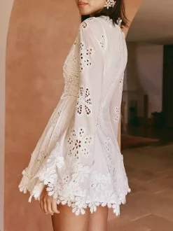 Robe courte blanche en dentelle ajourée pour femme - Robe bohème à col V manches longues laçage latéral et coupe évasée - Collection Printemps-Été 2026