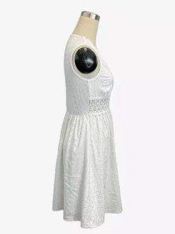Robe courte en dentelle ajourée pour femme - Robe d'été blanche bohème à col en V sans manches coupe trapèze - Idéale pour les vacances d'été à la plage 2026