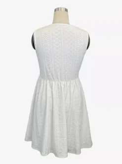 Robe courte en dentelle ajourée pour femme - Robe d'été blanche bohème à col en V sans manches coupe trapèze - Idéale pour les vacances d'été à la plage 2026