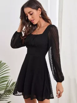 Robe Courte Femme en Mousseline à Col Carré avec Manches Longues Amples Coupe Cintrée Bas Evasée Unicolore
