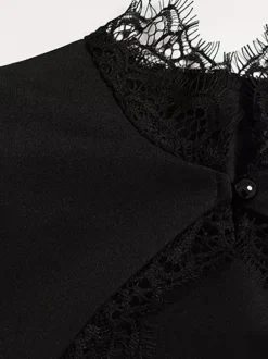Robe courte élégante noire à col montant et manches courtes coupe trapèze ornée de dentelle et à découpe en forme de goutte - Idéale pour une fête d'anniversaire printanière (2026)