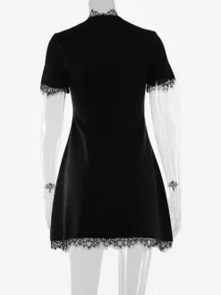Robe courte élégante noire à col montant et manches courtes coupe trapèze ornée de dentelle et à découpe en forme de goutte - Idéale pour une fête d'anniversaire printanière (2026)