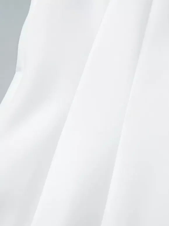 Robe courte plissée à manches courtes et col en V style décontracté écru et blanc idéale pour un rendez-vous galant.