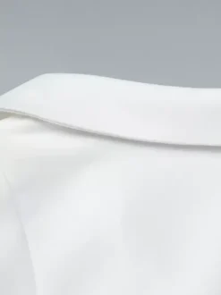 Robe courte plissée à manches courtes et col en V style décontracté écru et blanc idéale pour un rendez-vous galant.