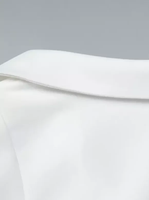 Robe courte plissée à manches courtes et col en V style décontracté écru et blanc idéale pour un rendez-vous galant.