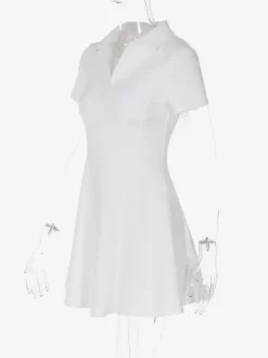Robe courte plissée à manches courtes et col en V style décontracté écru et blanc idéale pour un rendez-vous galant.