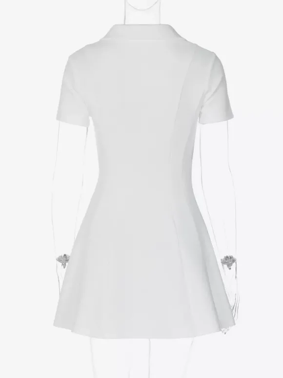 Robe courte plissée à manches courtes et col en V style décontracté écru et blanc idéale pour un rendez-vous galant.