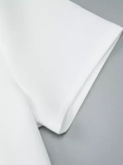 Robe courte plissée à manches courtes et col en V style décontracté écru et blanc idéale pour un rendez-vous galant.