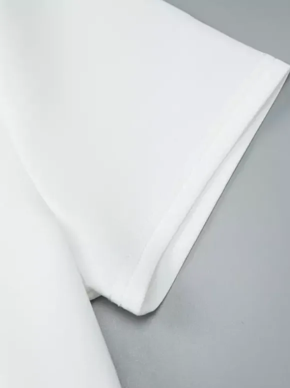 Robe courte plissée à manches courtes et col en V style décontracté écru et blanc idéale pour un rendez-vous galant.