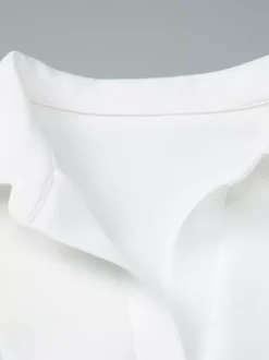 Robe courte plissée à manches courtes et col en V style décontracté écru et blanc idéale pour un rendez-vous galant.