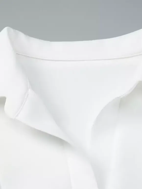 Robe courte plissée à manches courtes et col en V style décontracté écru et blanc idéale pour un rendez-vous galant.