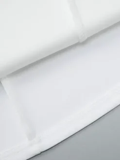 Robe courte plissée à manches courtes et col en V style décontracté écru et blanc idéale pour un rendez-vous galant.