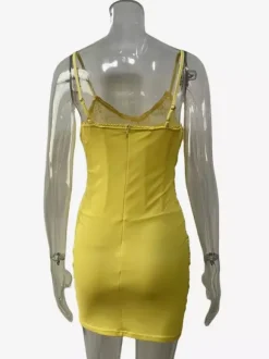Robe courte rose pâle à bretelles spaghetti et froncée moulante pour femme (2026)